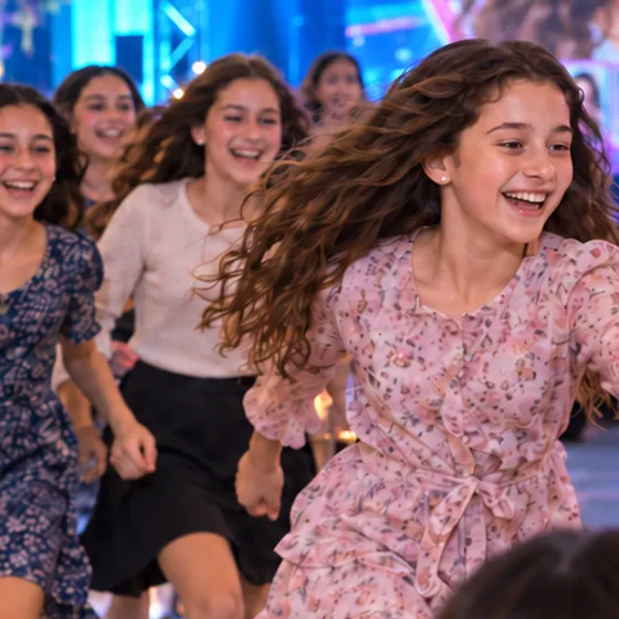בת המצווה רצה בין השולחנות וצוחקת
