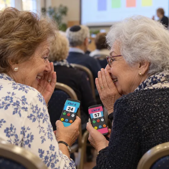 שתי חברות לוחשות תשובה זו לזו ומחייכות