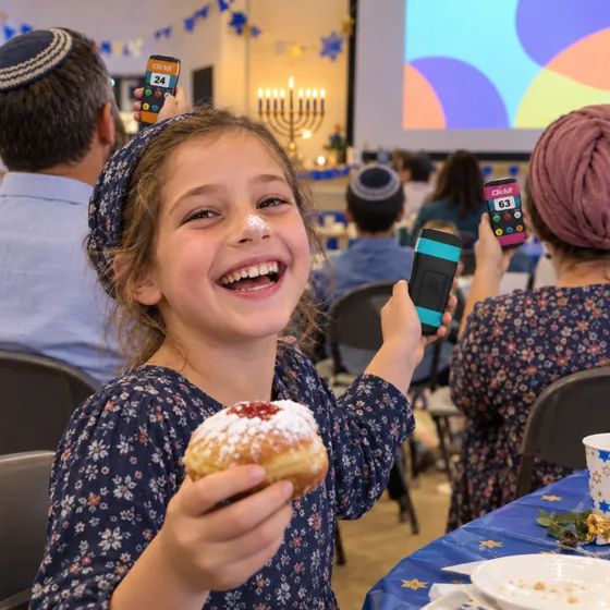 ילדה עם אבקת סוכר על האף מחזיקה סופגנייה ושלט