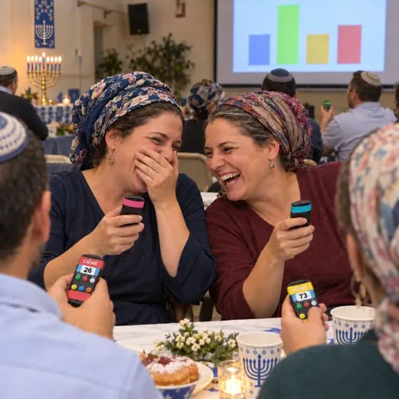 שתי נשים עם כיסוי ראש צוחקות יחד