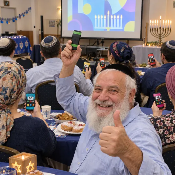 מבוגר עם זקן לבן מרים שלט ומחייך