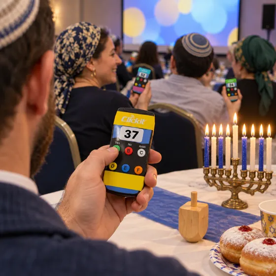 יד לוחצת על שלט עם פס צהוב ליד סביבון ונרות